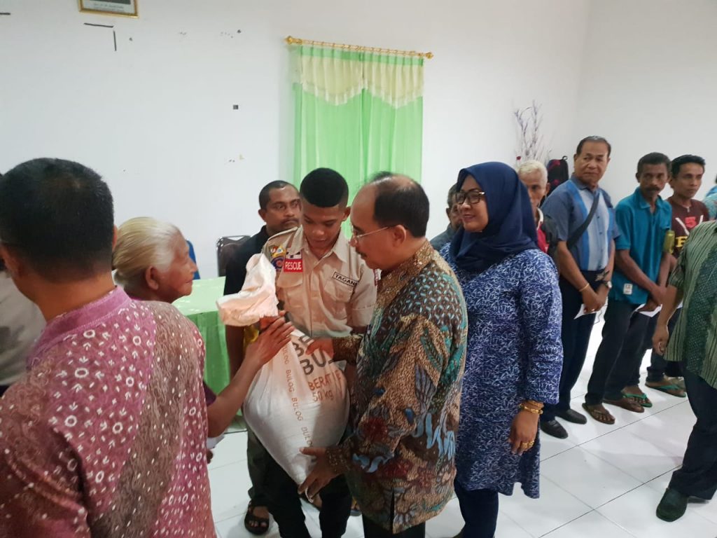Dinsos Kota Kupang Salurkan 15 Ton Beras bagi 651 KK Korban Bencana