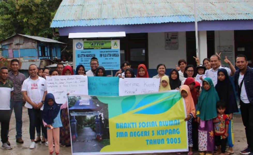 Alumni Smuntig Kupang Tahun 2000 Berbagi Kasih