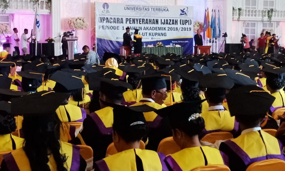 Desi Ratnasari Wisuda di UT Kupang Desi Ratnasari Wisuda di UT Kupang