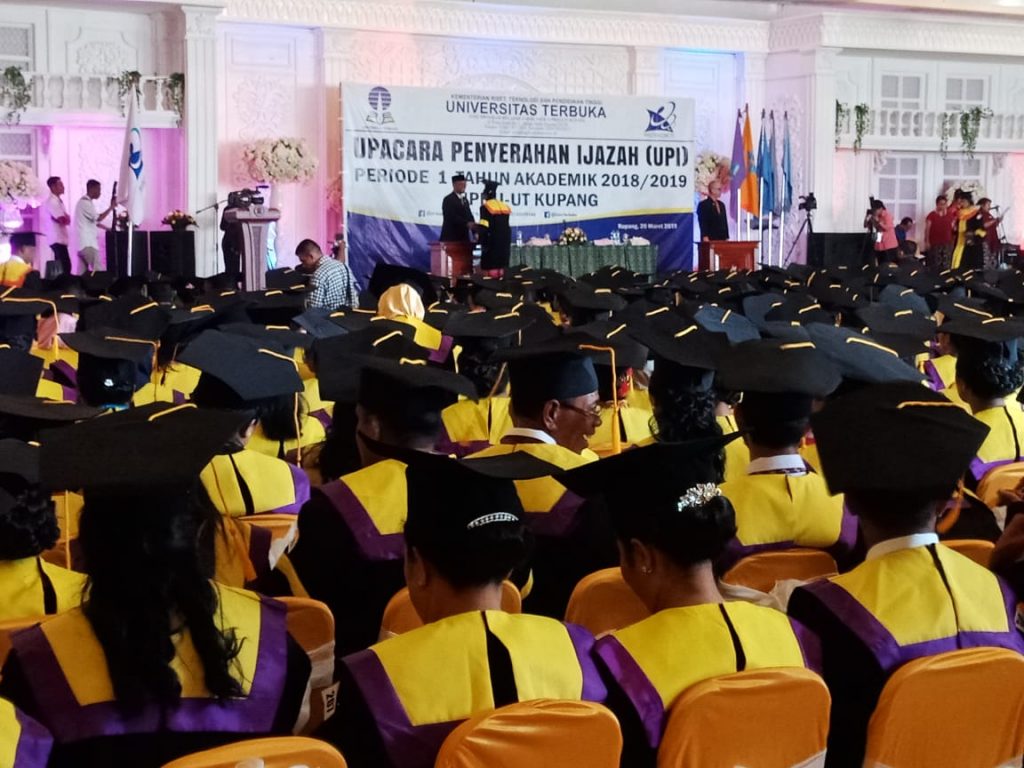 Desi Ratnasari Wisuda di UT Kupang