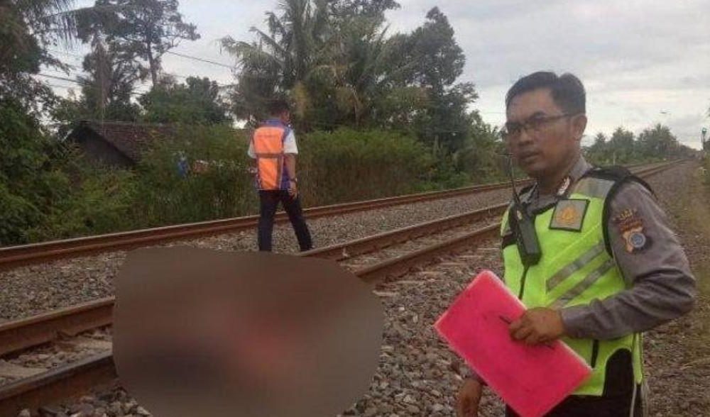 Marlony Tertabrak Kereta Api 2761F Jurusan Ceper-Cilacap di Perlintasan Kalibening