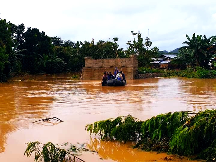 PLN Serahkan Bantuan Sembako kepada Korban Bencana Labuan Bajo