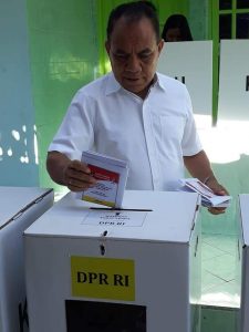 Frans Lebu Raya Nyoblos di TPS 31 Kayu Putih