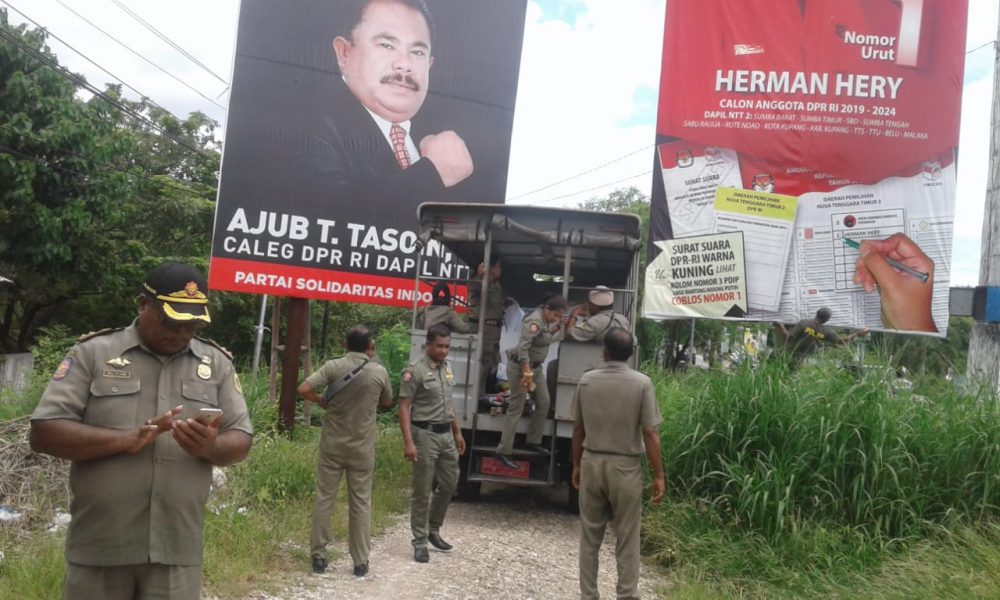 Bawaslu Kota Kupang Tertibkan Alat Peraga Kampanye