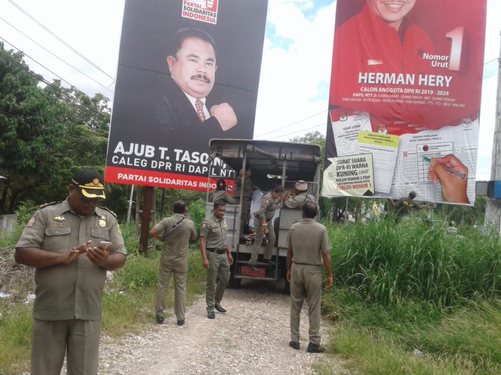 Bawaslu Kota Kupang Tertibkan Alat Peraga Kampanye
