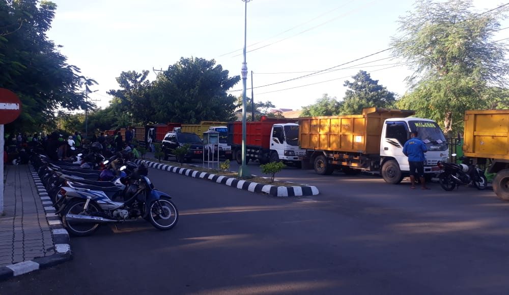 Belum Gajian, PTT Dinas Kebersihan Mogok Kerja, Parkir Mobil Sampah di Balai Kota