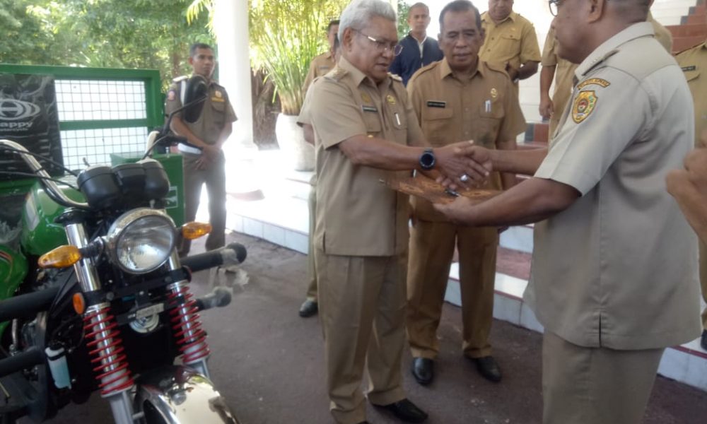 Wawali Bagikan Motor Sampah ke 18 Kelurahan, Termasuk Sinode GMIT dan Tamnos Wawali Bagikan Motor Sampah ke 18 Kelurahan, Termasuk Sinode GMIT dan Tamnos