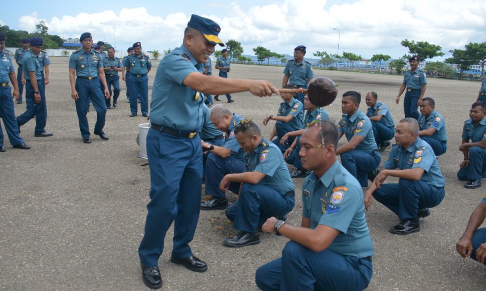 25 Personel Lantamal VII Kupang Naik Pangkat, Disirami Air Kembang dan Dicebur ke Laut