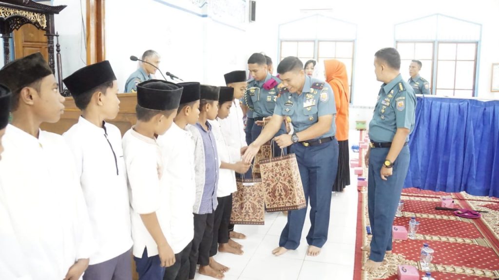 Danlantamal VII Kupang Berbagi Kasih dengan Anak Panti Asuhan