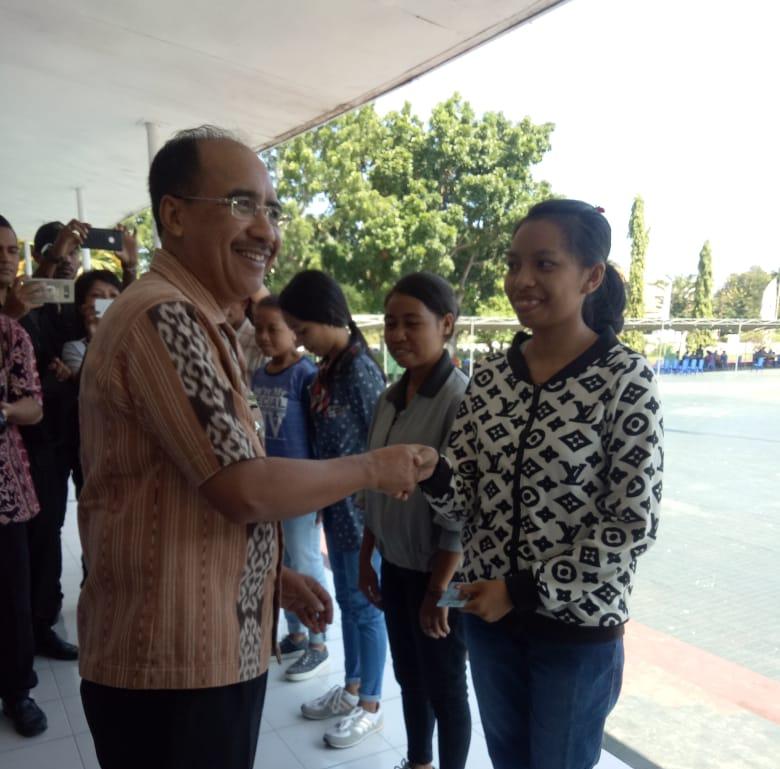 Sambut HUT Kota Kupang, Wali Kota Bagi KTP-e Secara Massal