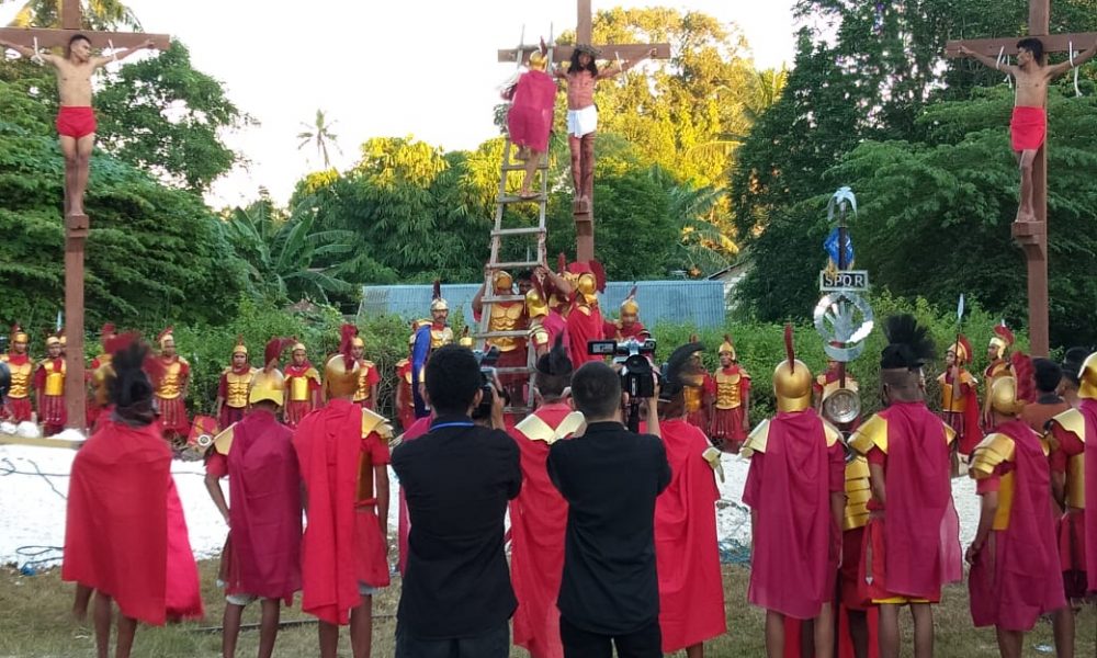 Prosesi di Kupang, Pemuda Islam Turunkan Yesus dari Kayu Salib