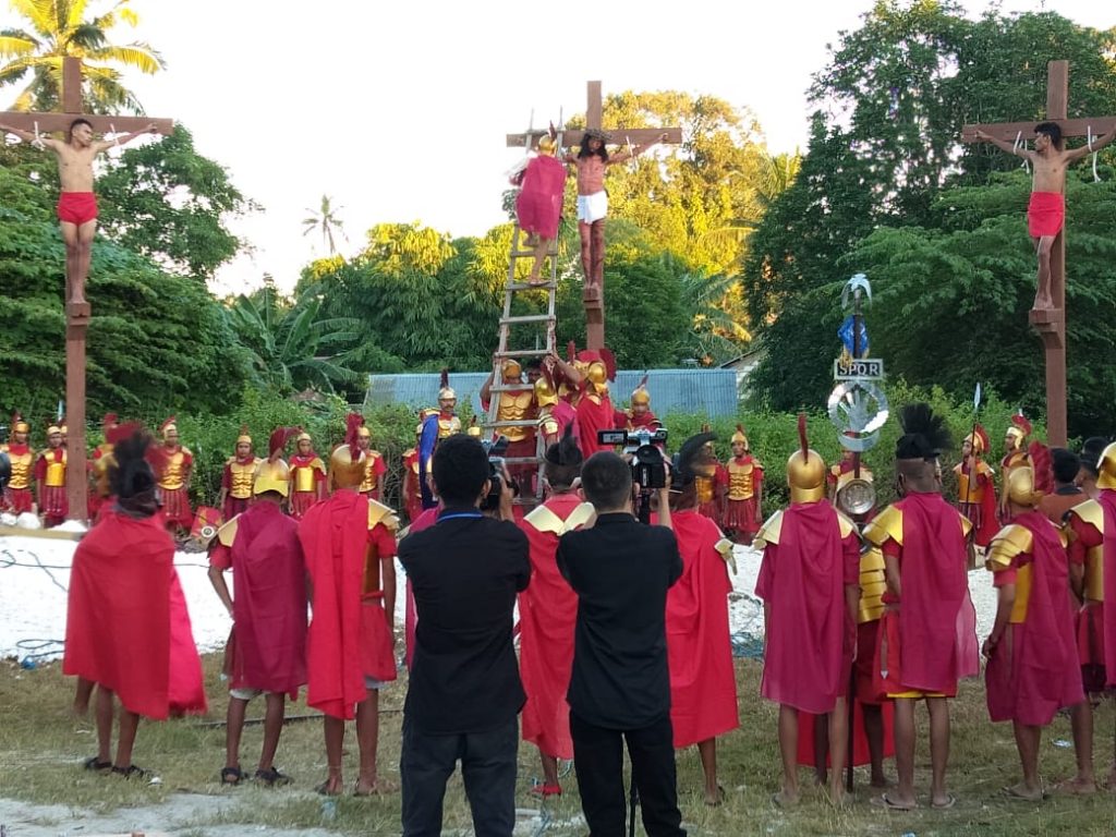 Prosesi di Kupang, Pemuda Islam Turunkan Yesus dari Kayu Salib