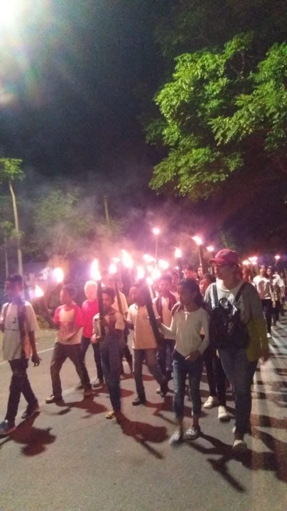 Rayakan Paskah, PAR Jemaat Pohonitas Manulai 2 Gelar Pawai Obor