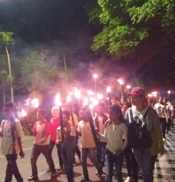 Rayakan Paskah, PAR Jemaat Pohonitas Manulai 2 Gelar Pawai Obor