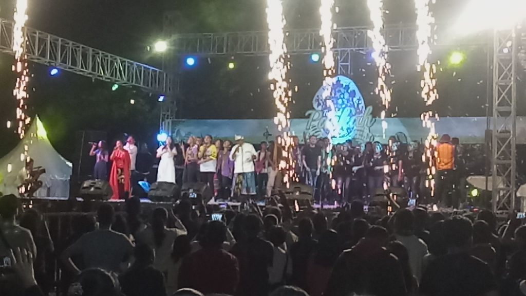 Maria Shandi Hibur Warga Kota Kupang