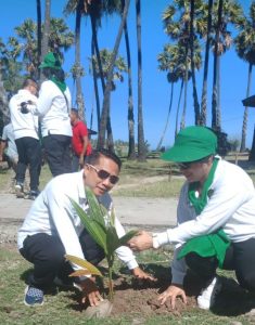Kejati NTT Bersihkan Pantai Lasiana, Tanam Pohon dan Tempatkan 12 Bak Sampah