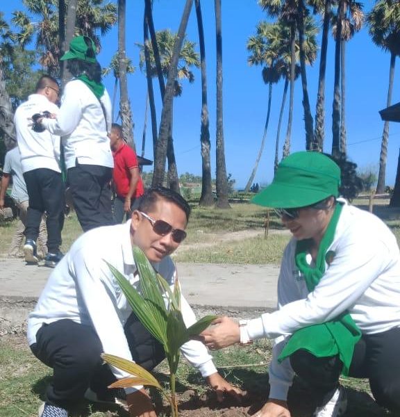 Kejati NTT Bersihkan Pantai Lasiana, Tanam Pohon dan Tempatkan 12 Bak Sampah