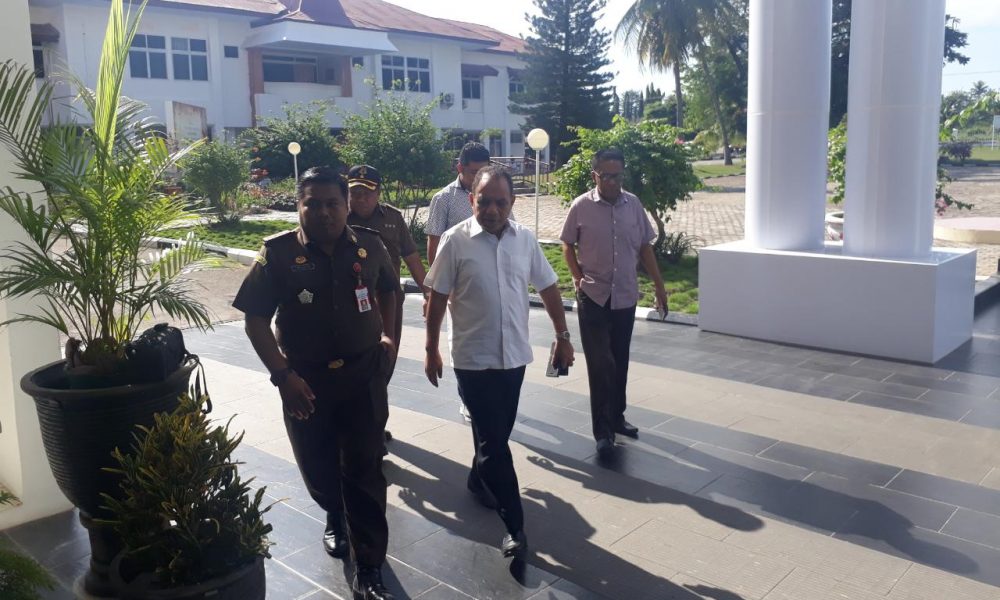 Frans Lebu Raya Penuhi Panggilan Kejati NTT