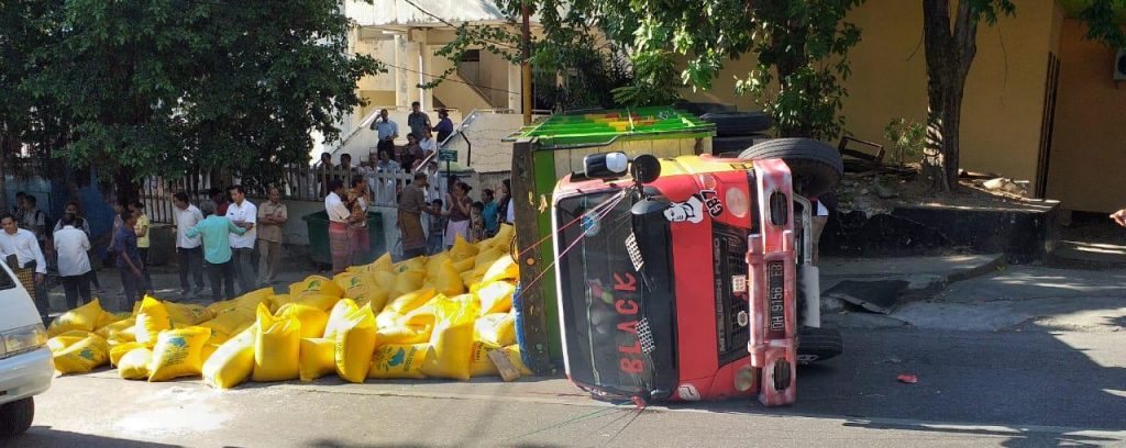 Truk Beras 10 Ton Terbalik di Kupang