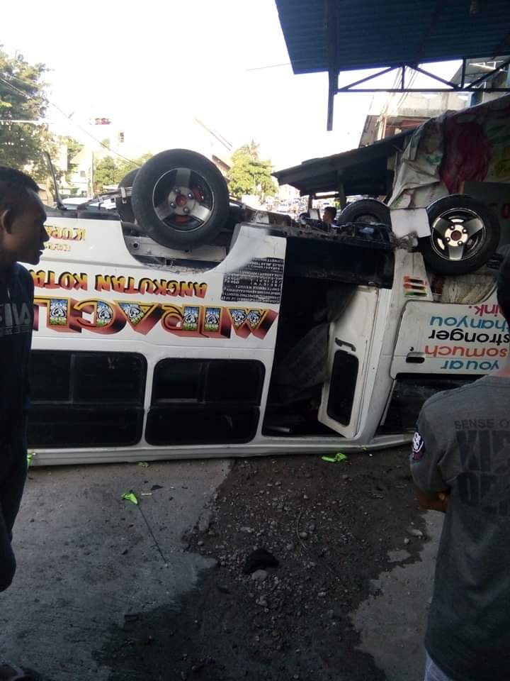 Bemo "Miracle" Terbalik di Jl. Soeharto