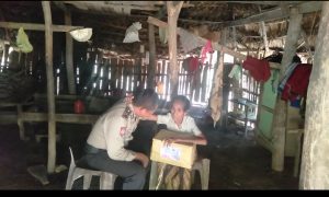 Peduli Kehidupan Nenek Sebatang Kara, Polisi di Rote Ini Berbagi Kasih