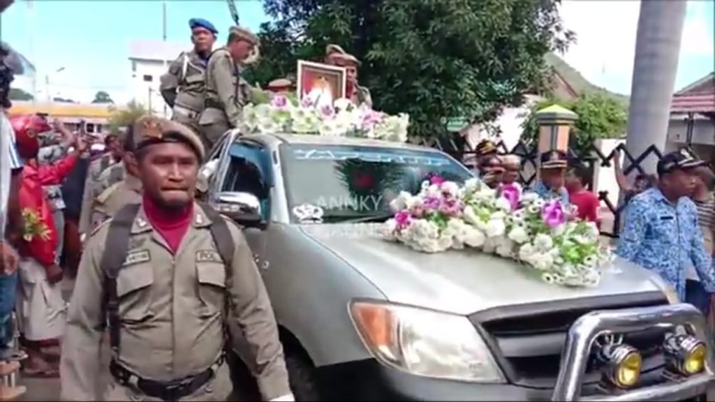 Tangis Ribuan Warga Sambut Jenazah Marsel Petu di Bandara Ende