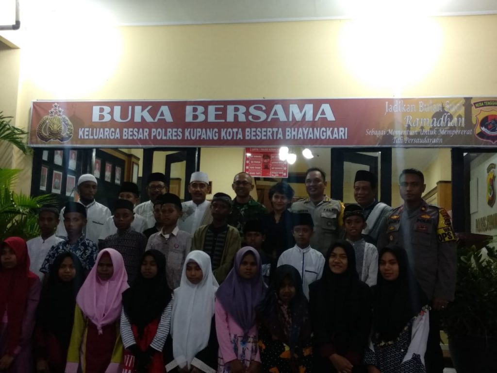 Polres Kupang Kota Berbagi Kasih dengan Anak Panti Asuhan