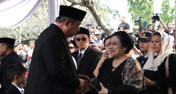 Momen Pak SBY dan Bu Mega Bersalaman di TMP Kalibata