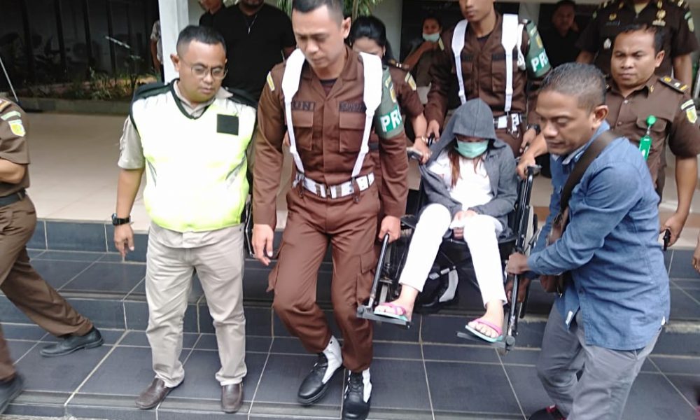 Ulah Tersangka NTT Fair, di Bandara Pakai Kursi Roda, Sampai Kejati Bisa Jalan Sendiri