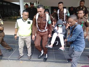 Ulah Tersangka NTT Fair, di Bandara Pakai Kursi Roda, Sampai Kejati Bisa Jalan Sendiri