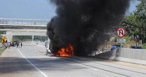 Innova Berpenumpang 8 Orang Tabrakan dengan Truk, Langsung Terbakar, Pengemudi Asal Flores