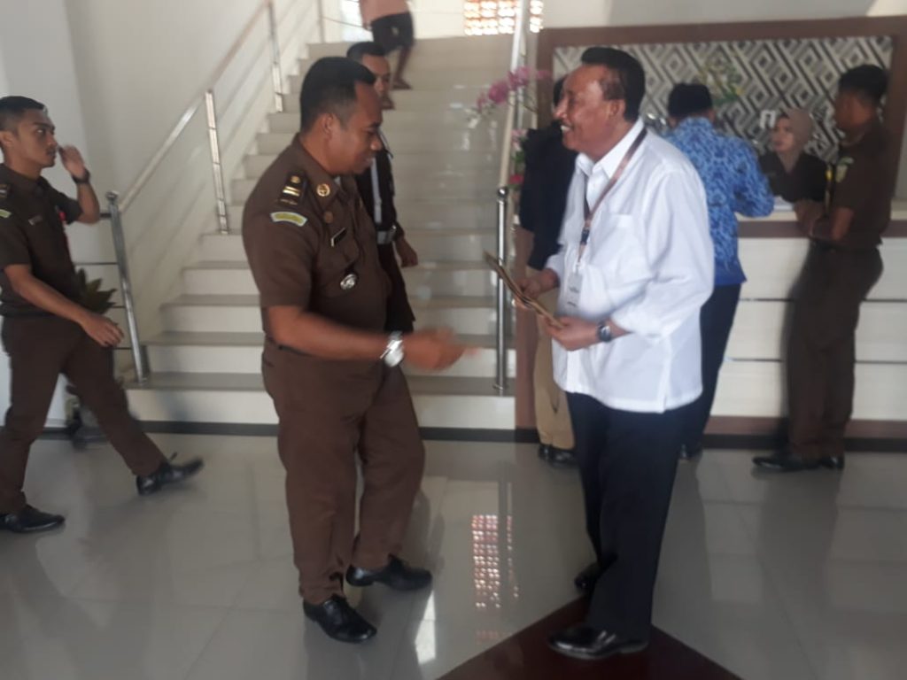 Jonas Salean Serahkan Dokumen ke Kejati