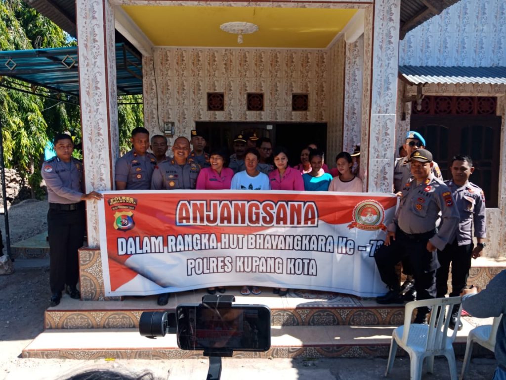 Anjangsana ke Janda Anggota Polri, Kapolres Kupang Kota Beri Bantuan