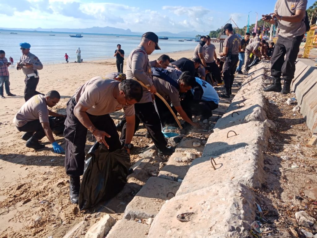 Polisi, Wartawan, Mahasiswa dan Masyarakat Bersihkan Pantai Oesapa
