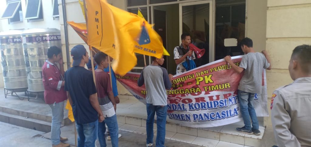 Peduli Korban PHK PT IMB Alak, PMII Kupang Demo Disnakertrans NTT