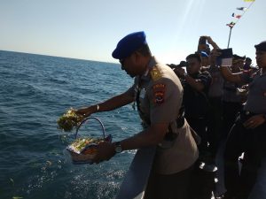 Wakapolda NTT Pimpin Prosesi Tabur Bunga di Laut