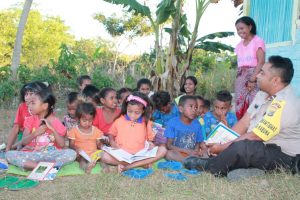 Prihatin Tingginya Angka Putus Sekolah, Aipda Abraham Doeka Adakan Perpustakaan Keliling