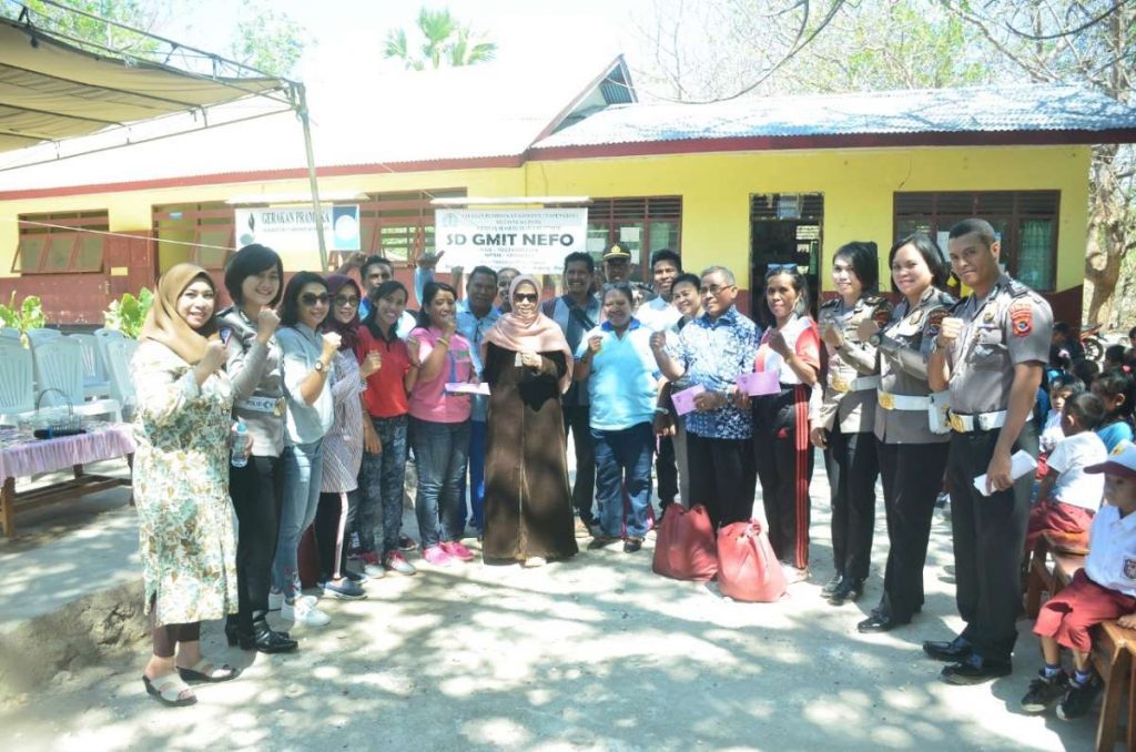 Bhayangkari Polda NTT Berbagi dengan Anak Sekolah