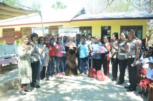 Bhayangkari Polda NTT Berbagi dengan Anak Sekolah