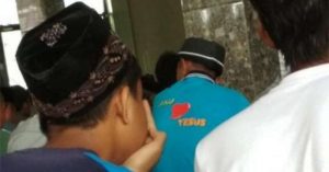 Foto Pria dengan Kaus Aku Cinta Yesus Itu jadi Viral