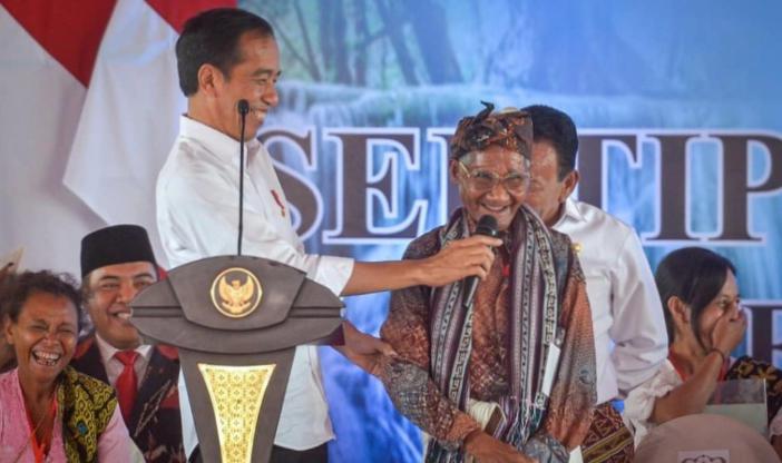Kunjungi NTT, Jokowi Serahkan 2.706 Sertifikat Tanah, Kakek 87 Tahun Dapat Sepeda