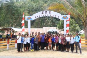 Guru dan Kepala Sekolah di Sumba Barat Belajar ke Sekolah Dampingan INOVASI