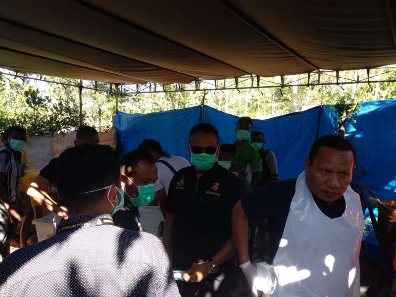 Tim Labfor RSB Kramat Jati Autopsi Jenazah Dedy Penun di Kupang