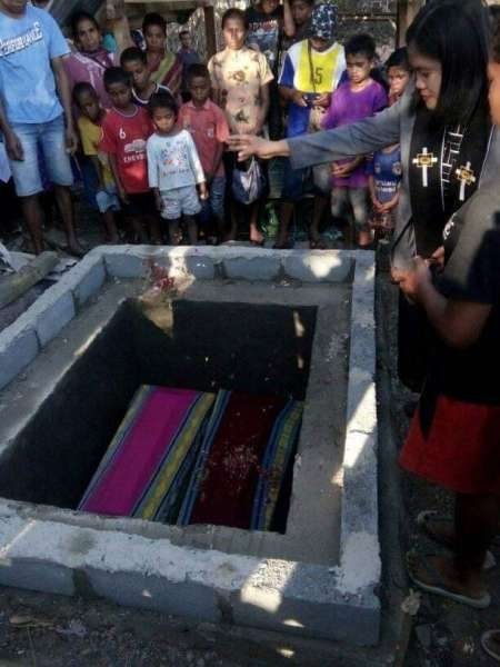 Jenazah Bocah Kembar Korban Pembunuhan di Kupang Dimakamkan