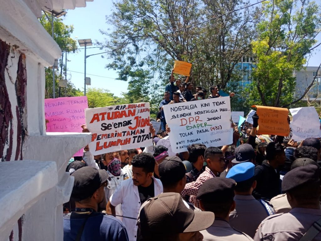 Demo Tolak UU KPK-RUU KUHP di Kupang, Oknum Mahasiswa Kedapatan Bawa Miras