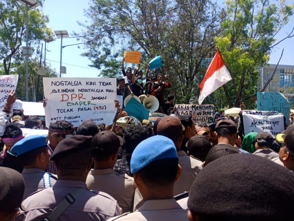 Ratusan Mahasiswa di Kupang Demo Tolak Revisi RUU KUHP-UU KPK