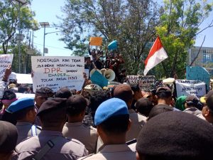 Ratusan Mahasiswa di Kupang Demo Tolak Revisi RUU KUHP-UU KPK