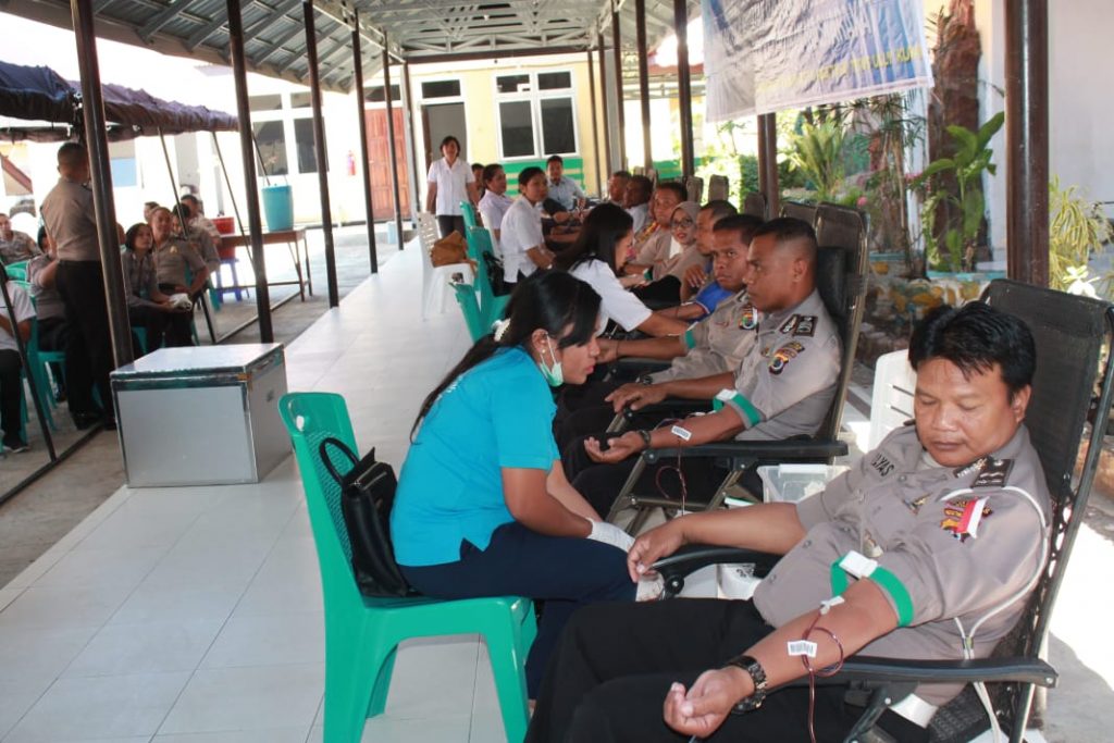 Polisi dan PNS Polri di Kupang Sumbang Ratusan Kantong Darah