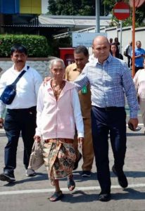 Didampingi Ibunda Tercinta, Gubernur NTT Pulang Kampung