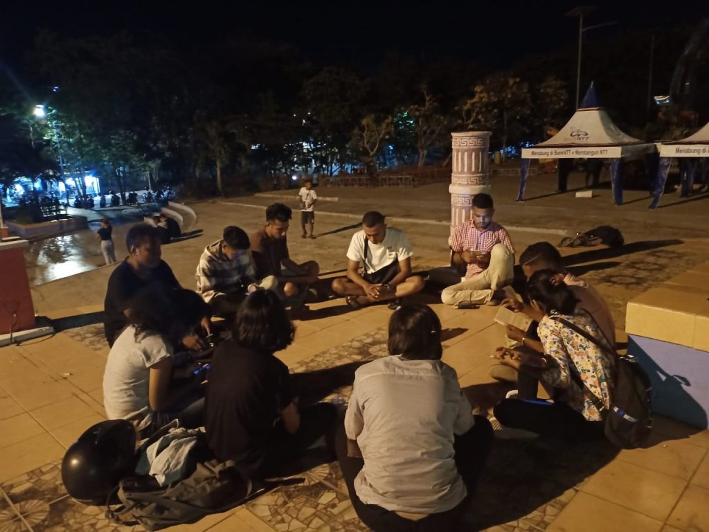 Gereja yang Memiskinkan dalam Buku Perzinahan di Rumah Tuhan